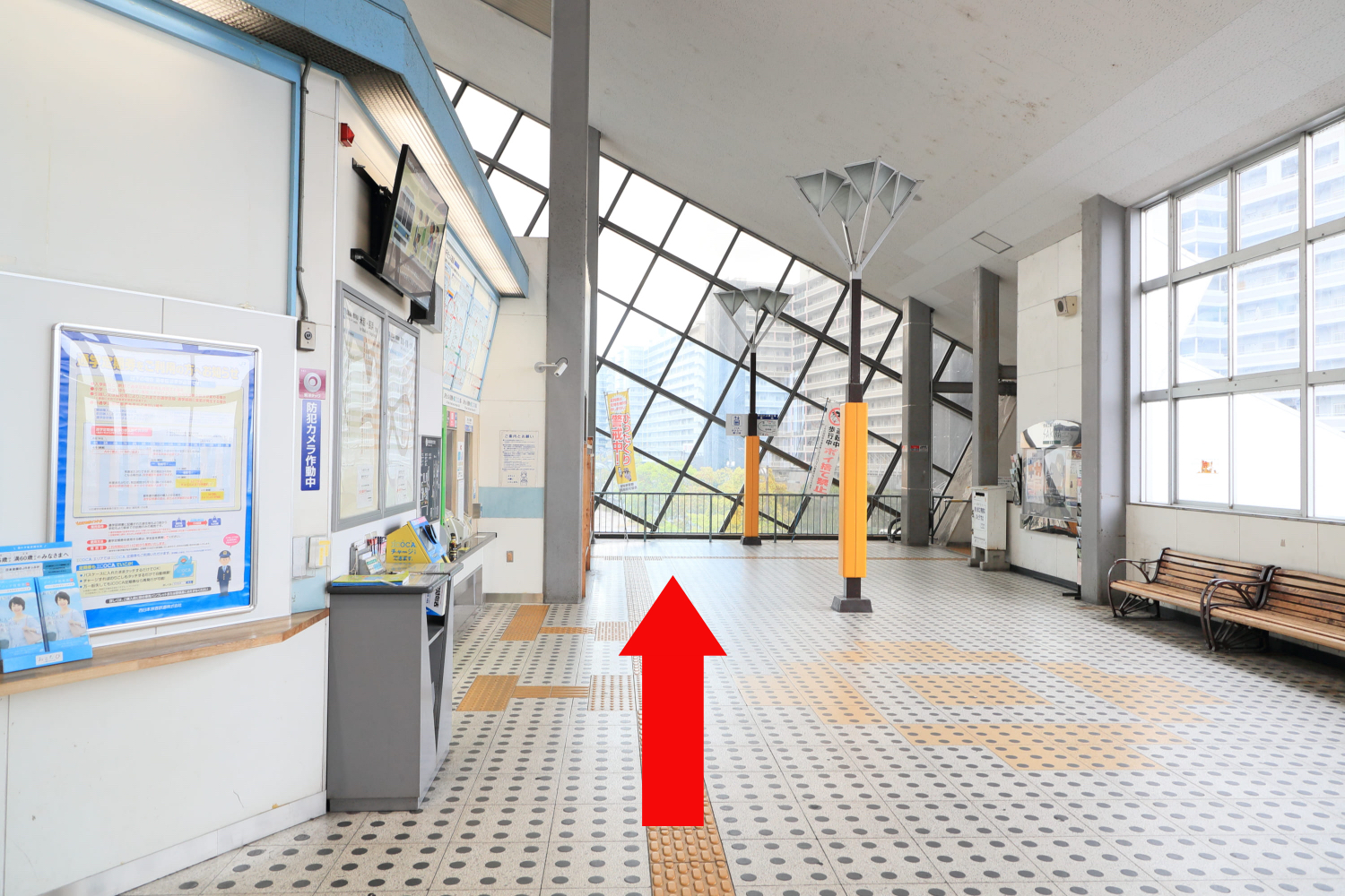 栗東駅の改札を出て、左に進みます。